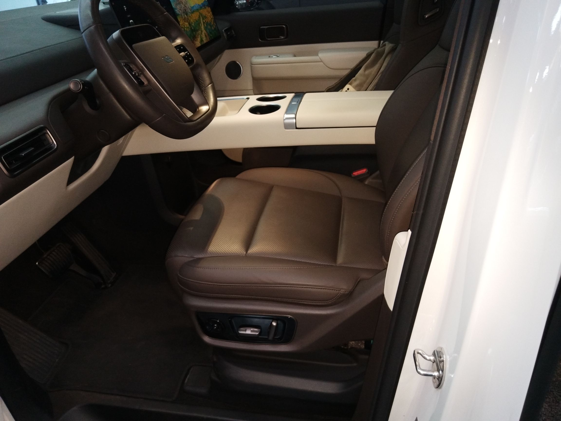 المقاعد الأمامية داخل السيارة