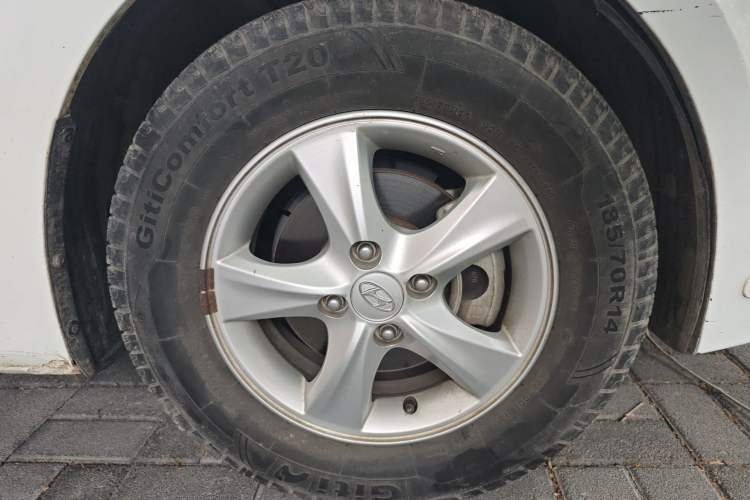 Used Hyundai Verna (older generation) 2014 1.4L Automatic Smart GLS Right Front Wheel Hub