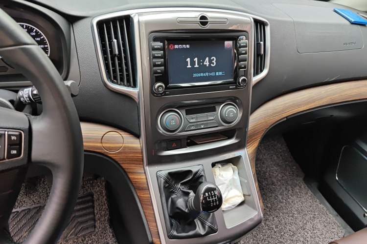 Used FORTHING Lingzhi PLUS 2021 2.0L Manual Luxury 9-Seater Audio And AC Panel