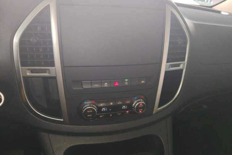 Used Mercedes-Benz Vito 2023 2.0T Business Version 7 Seats Audio And AC Panel