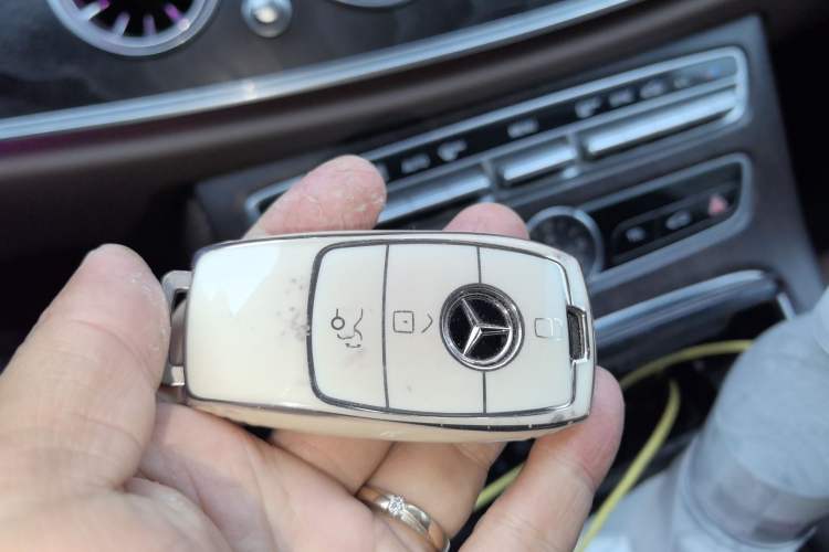 Used Mercedes-Benz E-Class 2016 E 300 L Sporty and Stylish Model Interior 1