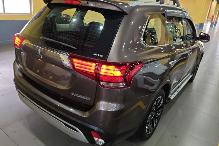 Used Mitsubishi Outlander 2019 2.4L 4x4 Zhi Xiang Edition 7 Seats China VI Standard
