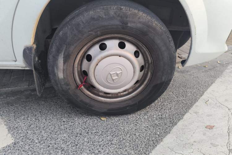 Used SAIC MAXUS Xintu V80 2018 2.5T AMT Elite Edition Short Wheelbase Mid-Roof Design 5-6 Seater Right Front Wheel Hub