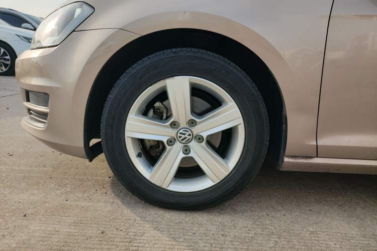 Used Volkswagen Golf 2015 1.4TSI Automatic Luxury Model Left Front Wheel Hub