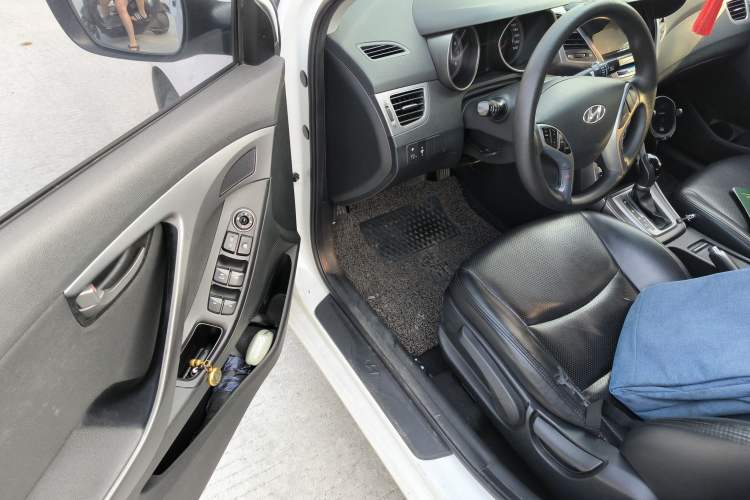 Used Hyundai Elantra (5th Generation / Langdong) 2016 1.6L Automatic Smart Version