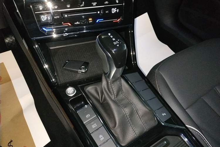 Used Volkswagen Passat 2024 380TSI Dragon Edition Gear Lever