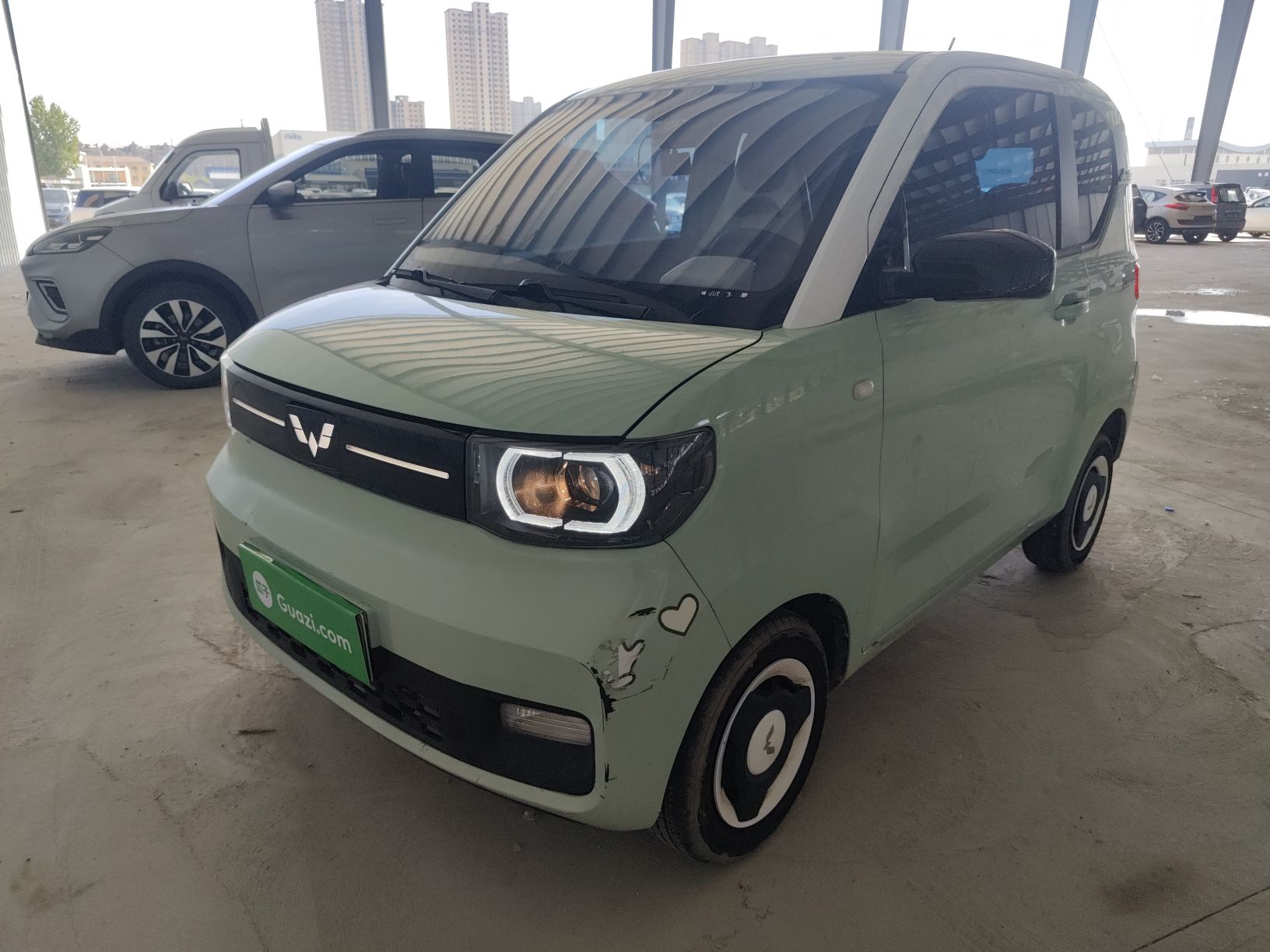 Под передней частью автомобиля