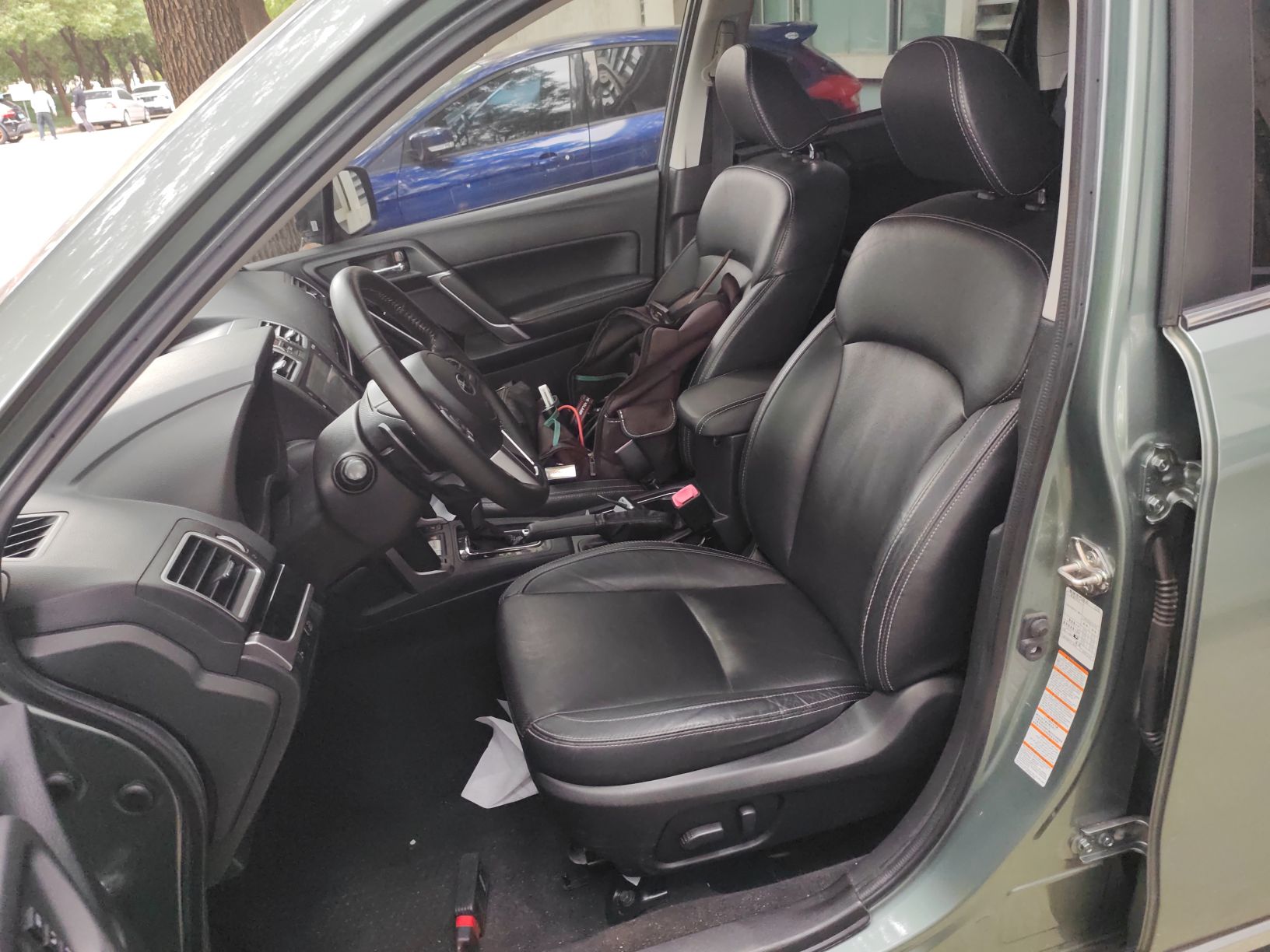 Переднее сиденье в автомобиле