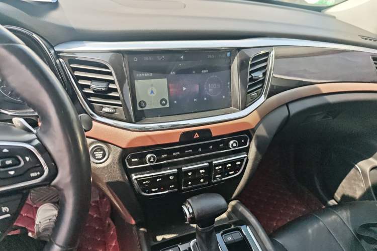 Used GAC Trumpchi GS8 2017 320T Two-Wheel Drive Luxury Smart Connectivity Version (7 Seats) Audio And AC Panel