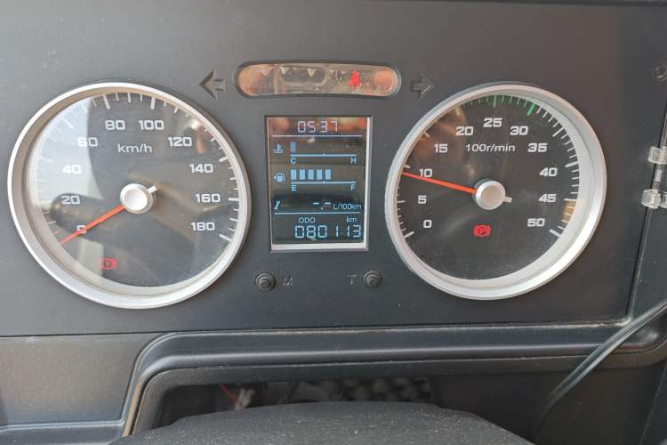 Used Iveco Daily 2020 2.5T A35 Passenger Van Single-Tire Mid-Roof Design 5-9 Seats with Sliding Side Door Meeting China V Emission Standards