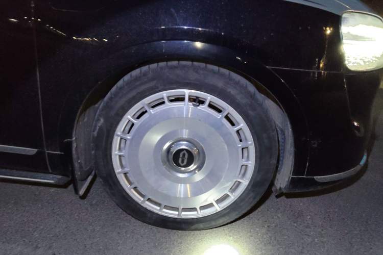 Used Hima AITO M9 2024 Range-Extended Ultra Version 42 kWh 6-Seater Model Right Front Wheel Hub