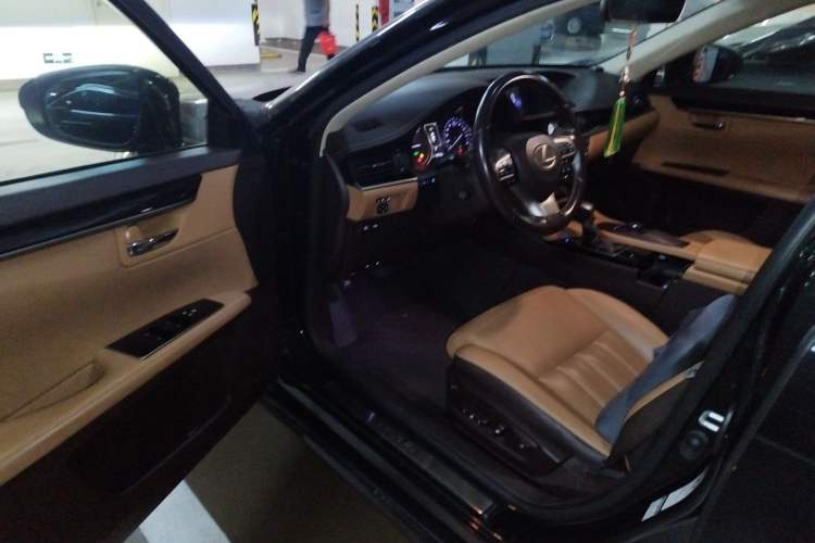 Used Lexus ES 2017 300h Mark Levinson Comfort Edition Driver Seat