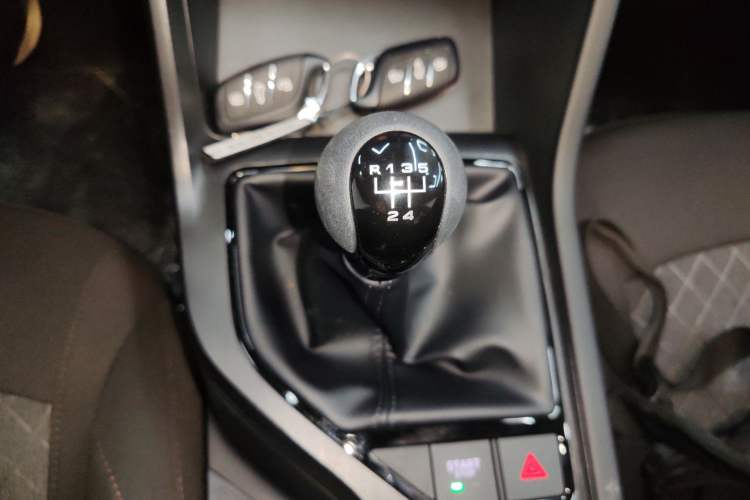 Used Roewe i5 2026 Model 1.5L Manual Comfort Version Gear Lever