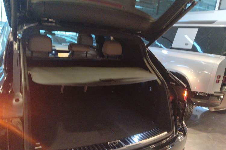 Used Porsche Cayenne E-Hybrid 2022 Cayenne E-Hybrid 2.0T Platinum Edition Trunk