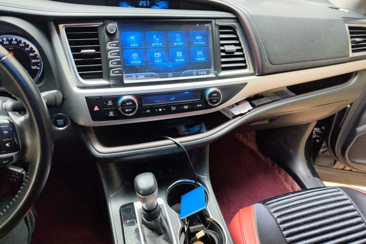 Used Toyota Highlander 2018 2.0T Four-Wheel Drive Luxury Version 7 Seats China VI Standard Audio And AC Panel