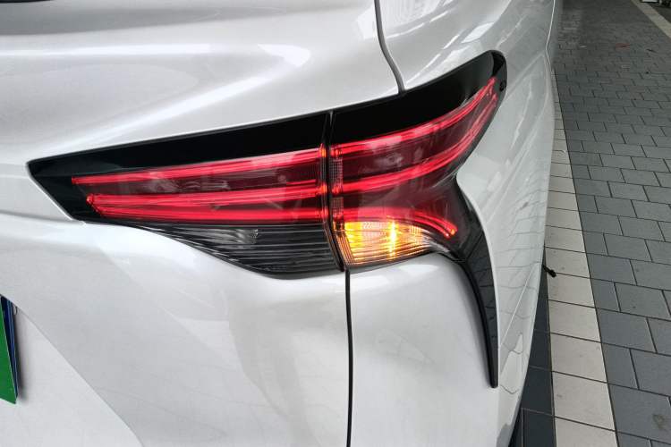 Used Toyota SIENNA 2021 2.5L Hybrid Platinum Edition Right Rear Taillight