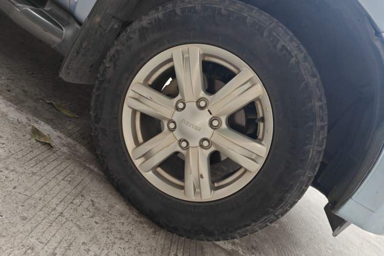 Used Isuzu mu-X 2015 2.5T Two-Wheel Drive Automatic Comfort Touring Model 7 Seats