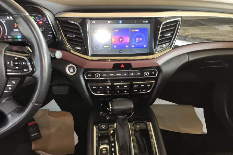 Used GAC Trumpchi GS8 2017 320T Four-Wheel Drive Luxury Smart Connectivity Version (7 Seats) Audio And AC Panel