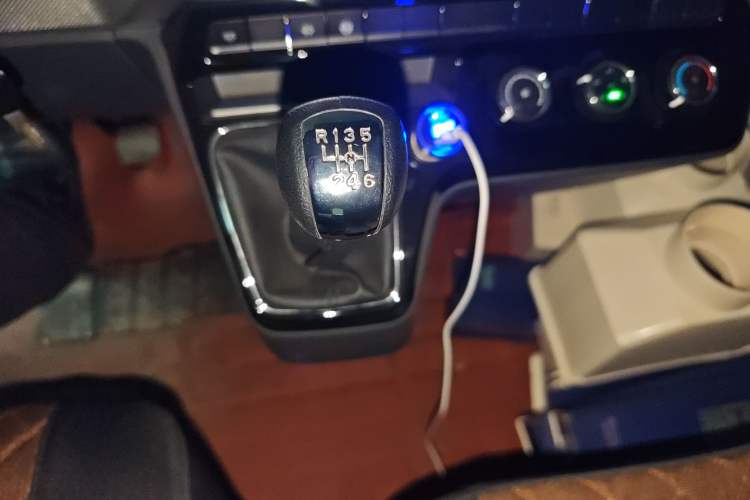 Used Dongfeng Yufeng 2023 V9+ 2.0T Manual Front-Drive Multi-Function Short-Chassis Mid-Height 5/6-Seater
