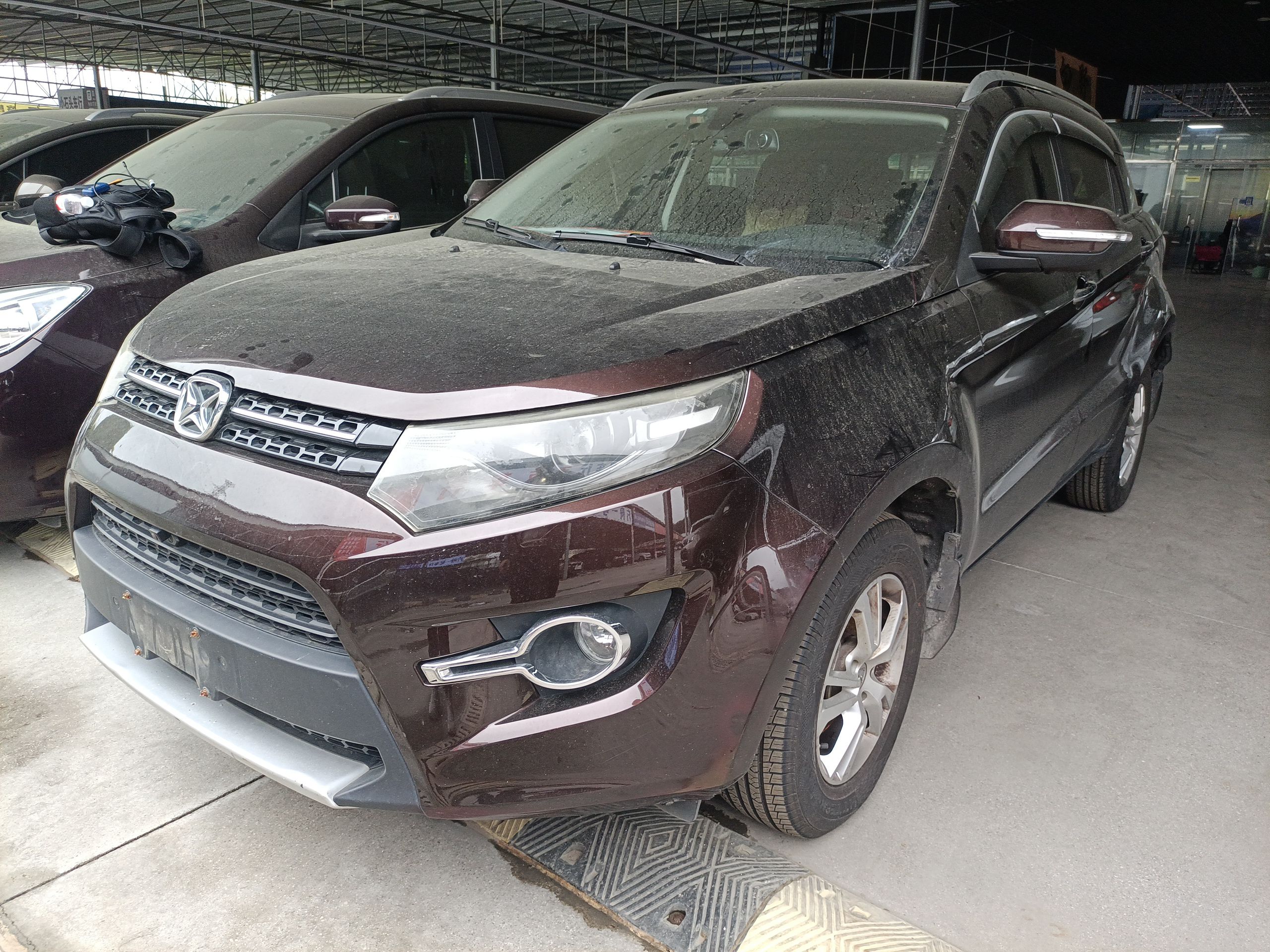 تحت مقدمة السيارة