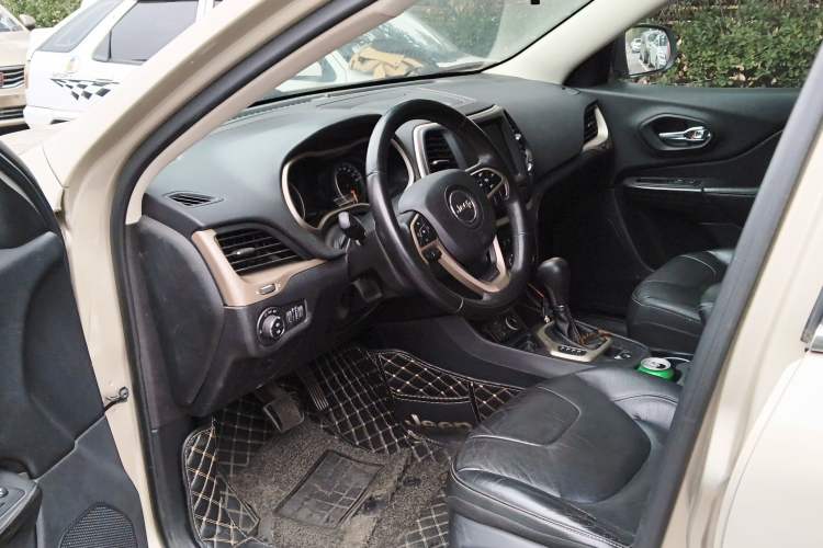 Used Jeep Cherokee 2017 2.0L Superior Edition