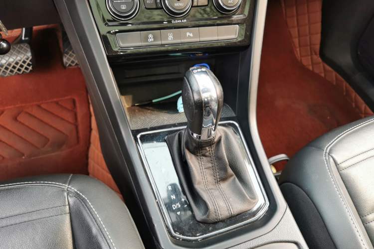 Used Volkswagen Touran 2016 Volkswagen Touran L 280TSI DSG Comfort Edition Gear Lever