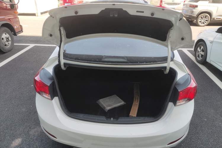 Used Hyundai Elantra (5th Generation / Langdong) 2015 1.6L Automatic Fashion Model Trunk