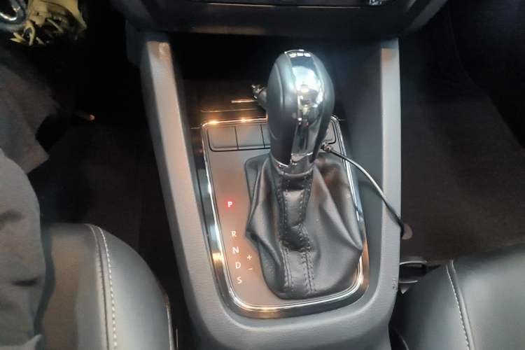 Used Volkswagen Sagitar 2015 230TSI Automatic Comfort Version Gear Lever