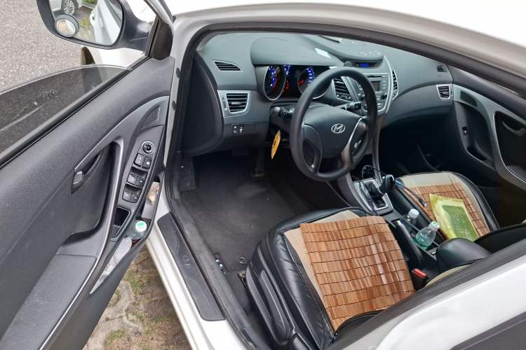 Used Hyundai Elantra (5th Generation / Langdong) 2016 1.6L Automatic Smart Version