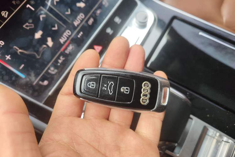 Used Audi Q7 2021 55 TFSI quattro S line Sport model
