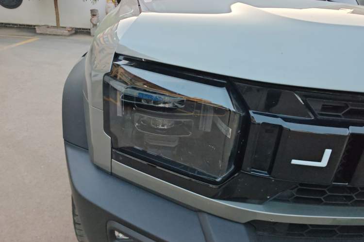 Used JETOUR Traveler 2023 2.0T Four-Wheel Drive Conqueror Right Front Headlight