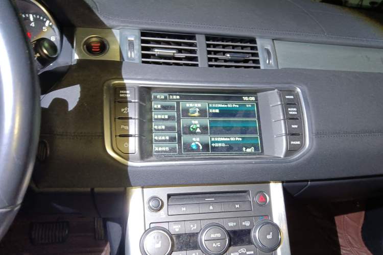 Used Land Rover Range Evoque 2014 2.0T 5-Door Luxury Edition Audio And AC Panel