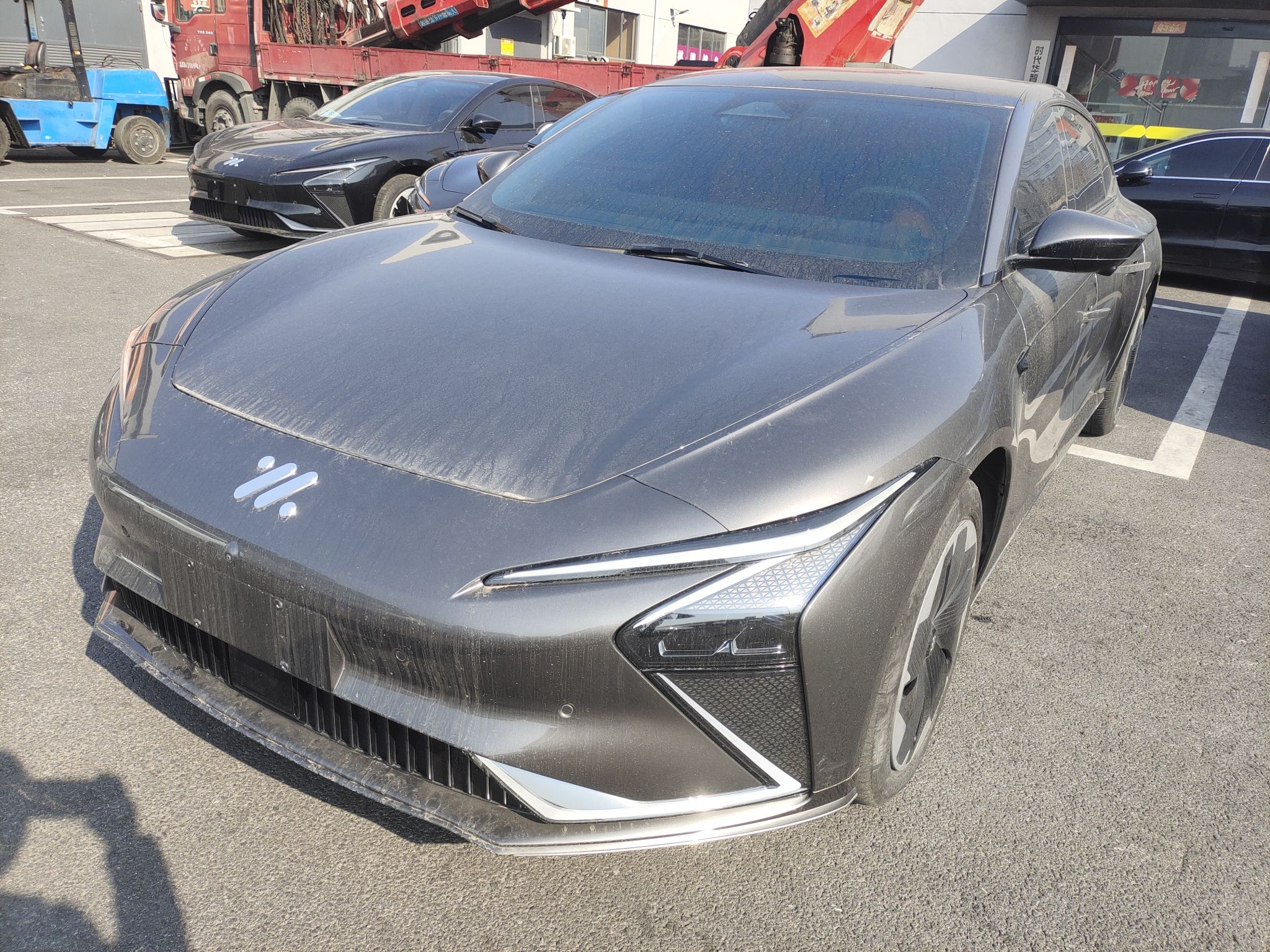 تحت مقدمة السيارة