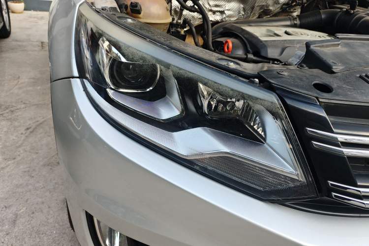 Used Volkswagen Tiguan 2013 1.8TSI Automatic All-Wheel-Drive Comfort Edition Right Front Headlight