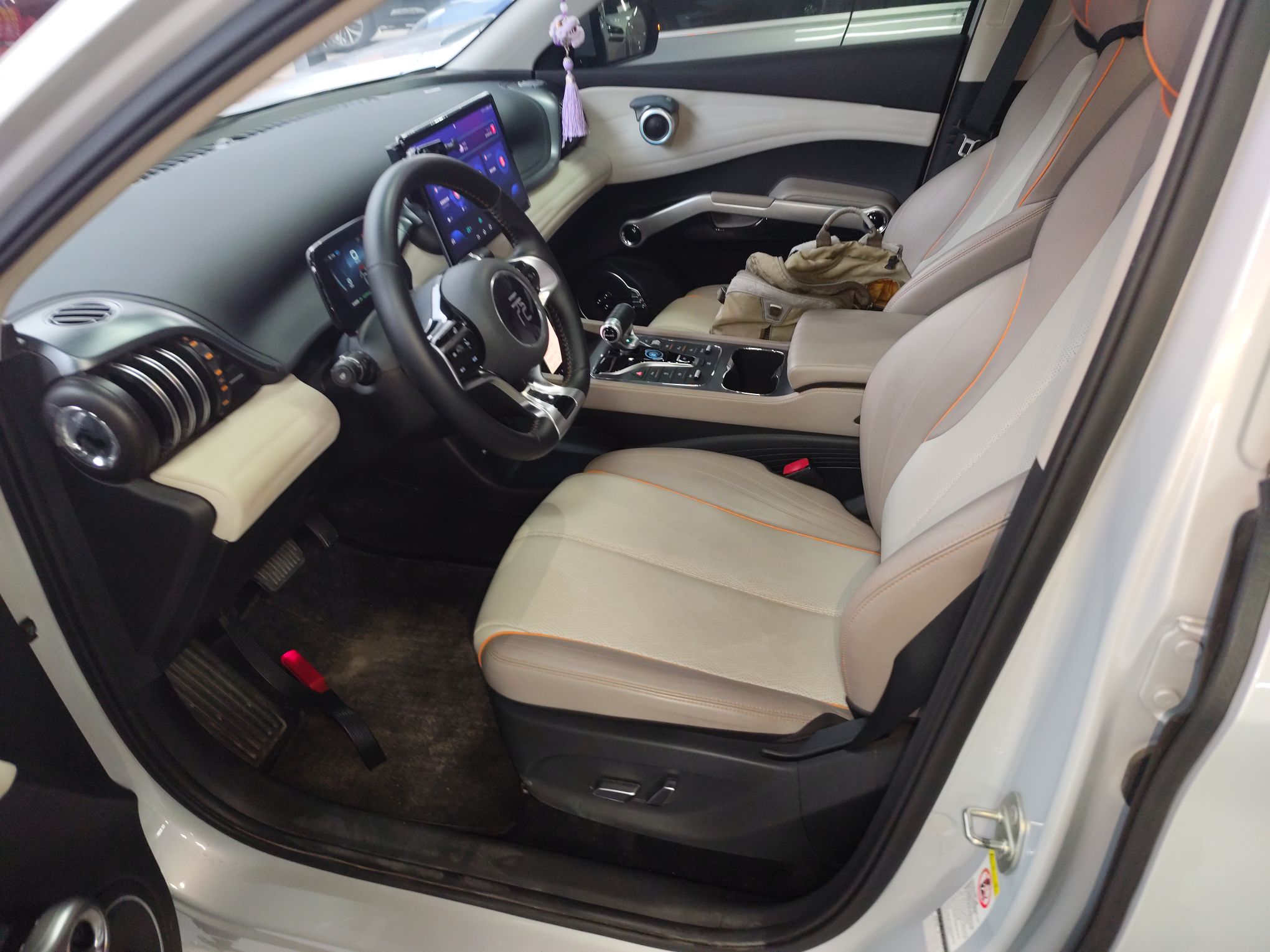 المقاعد الأمامية داخل السيارة