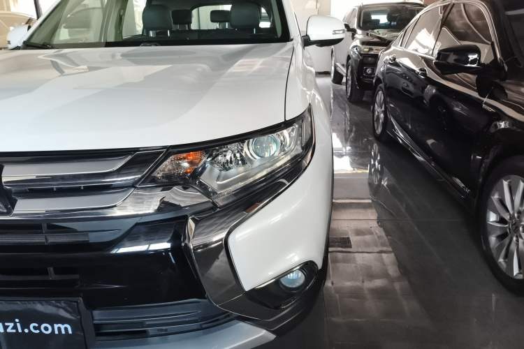 Used Mitsubishi Outlander 2017 2.0L Two-Wheel Drive Glory Edition 5 Seats