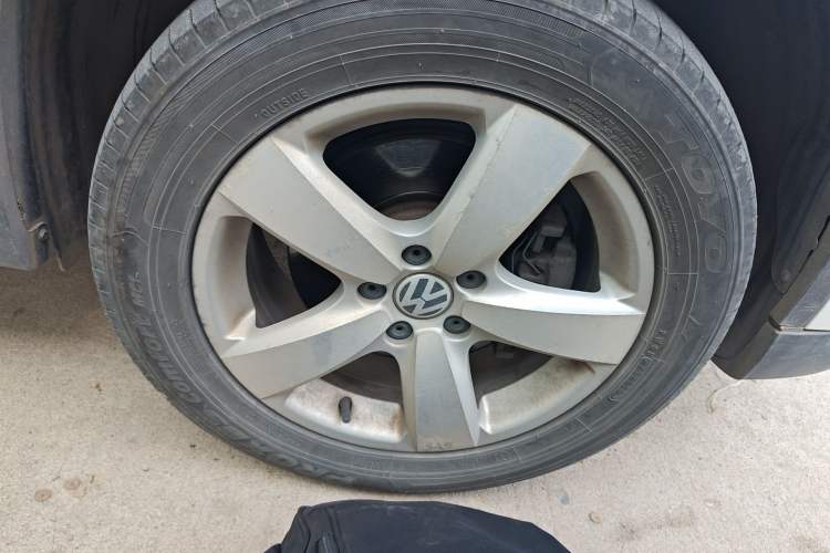 Used Volkswagen Tiguan 2010 2.0 TSI Automatic All-Wheel-Drive Elite Edition Right Front Wheel Hub