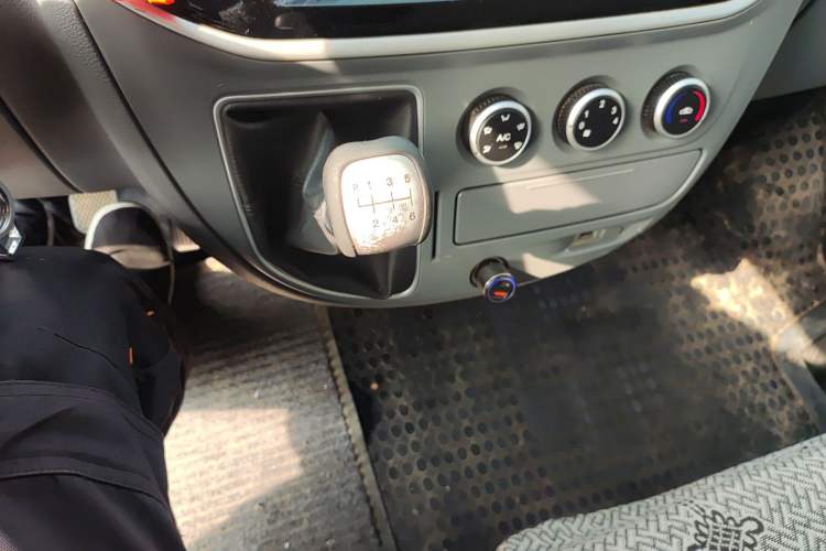 Used SAIC MAXUS Xintu V80 2021 2.0T Manual Classic City Delivery King Long Wheelbase Mid-Roof 3 Seats