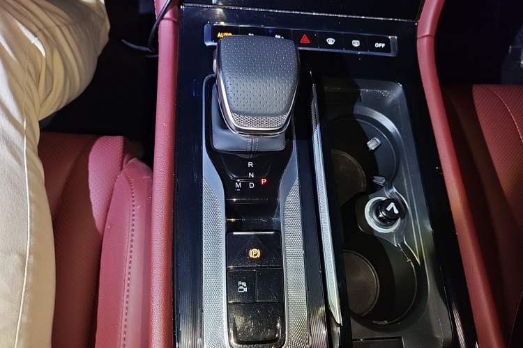 Used Hongqi H5 2025 1.5T DCT Qiyun 500 000th Unit Commemorative Edition Gear Lever