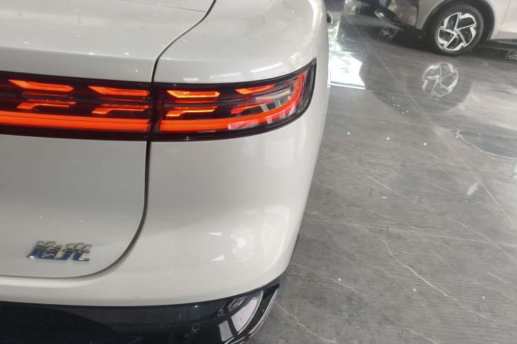 Used VOYAH PASSION 2024 PHEV Four-Wheel Drive Ultra-Long Range Flagship Model Right Rear Taillight