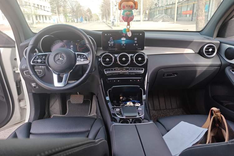 Used Mercedes-Benz GLC Coupe 2022 Refreshed GLC 260 4MATIC Coupe SUV Center Console