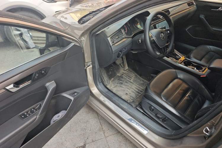 Used Volkswagen Passat 2016 330TSI DSG Luxury Edition Driver Seat