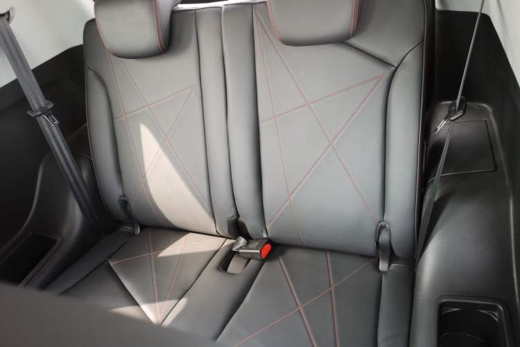 Used Chery QQ Little Ant 2022 Revised Version 2 Sweet Pink Edition Full-Sugar Version 30.6 kWh 30 kW 301 km Left Rear Seat