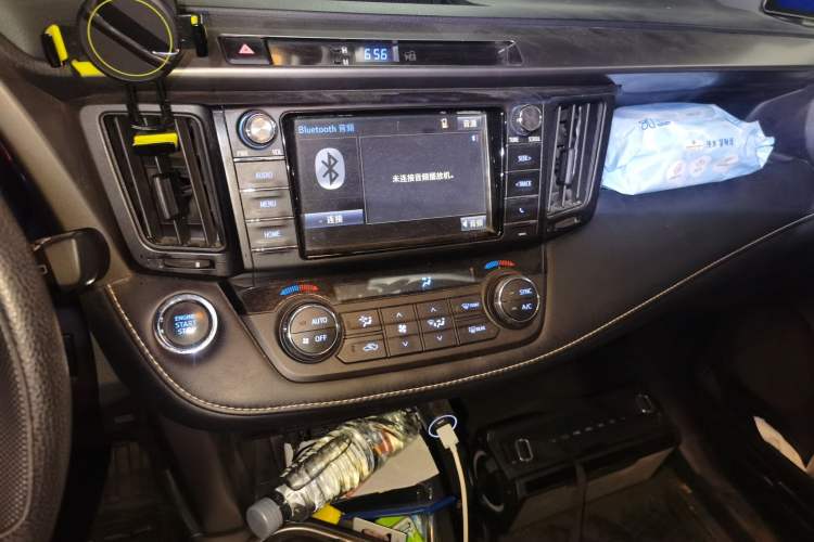 Used Toyota RAV4 2016 2.0L CVT Two-Wheel Drive Fashion Edition China V Standard Audio And AC Panel