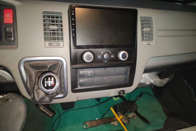 Used Foton Scenic G7 2017 2.0L Short-Wheelbase Commercial Van High-Roof 2-Seater 4Q20M
