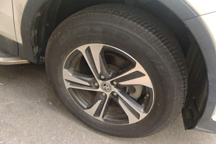 Used Toyota RAV4 2015 2.0L CVT Two-Wheel Drive Fashion Edition