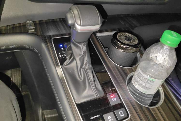 Used Toyota Granvia 2023 2.5L Hybrid Flagship VIP Edition
