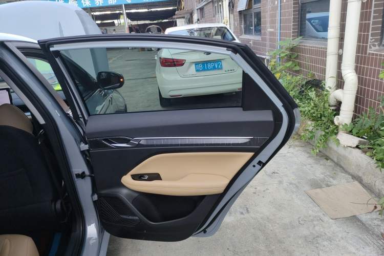 Used Geely Auto Emgrand L HiP 2024 Champion Edition 1.5TD-DHT Pro 100KM Excellence Model
