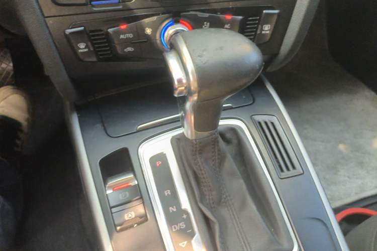 Used Audi A4L 2013 30 TFSI Automatic Comfort Model Gear Lever