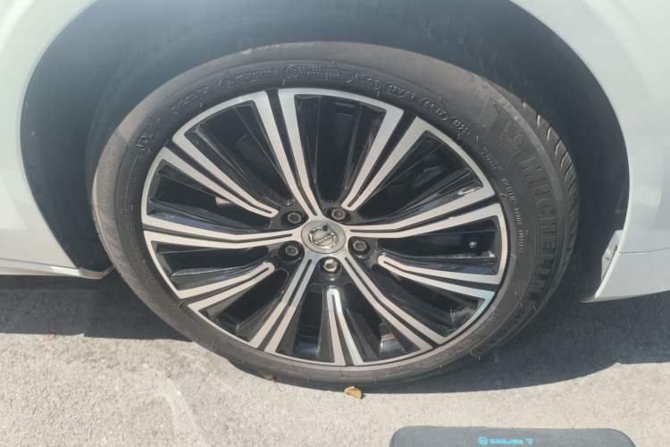 Used Volvo S90 New Energy 2021 T8 eDrive Hybrid Zhiyi Luxury Edition Right Front Wheel Hub